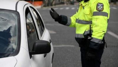 Ηράκλειο: Στους δρόμους οι άνδρες της Τροχαίας μοιράζοντας αλκοολόμετρα μιας χρήσης για την προστασία της ανθρώπινης ζωής (Βίντεο)