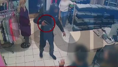 Ληστεία σε κατάστημα στο Μενίδι: Απείλησε με όπλο παιδί και υπαλλήλους