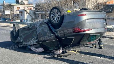 Λάρισα: Όχημα ανετράπη μετά από σύγκρουση στη μέση του δρόμου – 4 τραυματίες