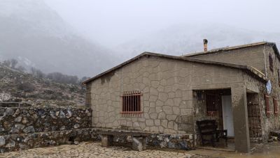 Χιονίζει ασταμάτητα από το πρωί στη θέση Πρίνος όπου βρίσκεται το καταφύγιο του ΕΟΣ Ηρακλείου (Φωτο)