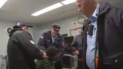 ΗΠΑ: Ξυλοκοπούσαν κρατούμενο και τον πάτησαν στον λαιμό, μέχρι που πέθανε από ασφυξία -  Σοκάρει το βίντεο