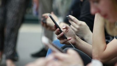Παρουσιάζεται το σχέδιο για την προστασία ανηλίκων στα social media – Μέχρι και 9 ώρες στις οθόνες