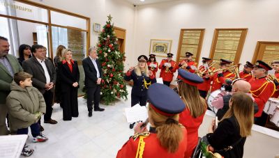 Κάλαντα, Ευχές και μαντινάδες την παραμονή της Πρωτοχρονιάς στην Περιφέρεια Κρήτης (Φωτο + Βίντεο)