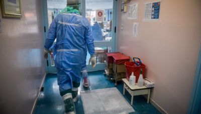 Μειώση κρουσμάτων κορωνοϊού, επελαύνει η γρίπη με 8 νεκρούς