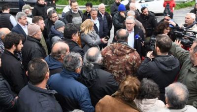 Σε μπλόκο αγροτών στα Χανιά ο Κουτσούμπας – «Να το πάτε μέχρι τέλους»