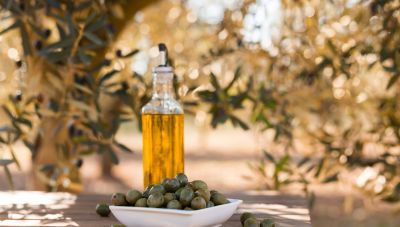 Ελαιόλαδο: Γιατί θα μείνουν ψηλά οι τιμές μέχρι το φθινόπωρο - Η ζημιά στην κατανάλωση