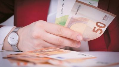 Βάζουν «χέρι» στα έτοιμα οι Έλληνες – «Σήκωσαν» 5,2 δισ. από τις καταθέσεις