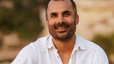 Ο συγγραφέας Νικόλας Σμυρνάκης στο Newshub.gr: H έκφραση της αγάπης μας φοβίζει