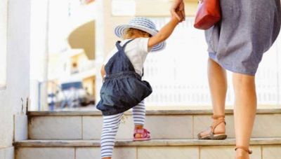 Νταντάδες της Γειτονιάς: Πιλοτική εφαρμογή σε 62 δήμους-Ποια είναι η διαδικασία