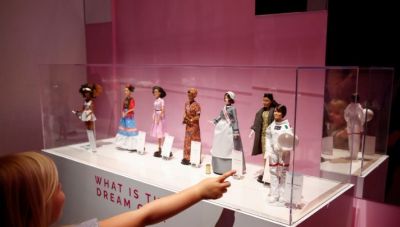 Barbie: Έκθεση στο Λονδίνο, με μια κούκλα που ταξίδεψε στο διάστημα
