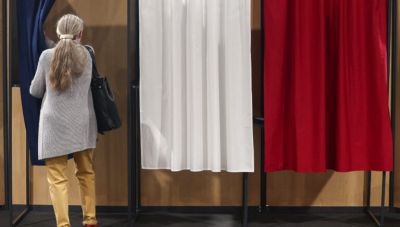 Αντιμέτωπη με μια ιστορική απόφαση η Γαλλία- Τι δειχνει η πρωτιά Λεπέν