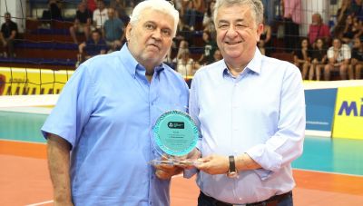 Η Πανελλήνια Ομοσπονδία Πετοσφαίρισης τίμησε τον Περιφερειάρχη Κρήτης (Φώτος)