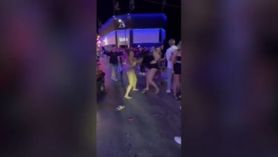 Άγριος καβγάς μεταξύ δύο τουριστριών στα Μάλια: Πιάστηκαν στα χέρια για τα «μάτια» ενός άνδρα (Βίντεο)