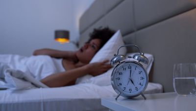 Δυσκολεύεστε να κοιμηθείτε στη ζέστη; Τι σας ζεσταίνει και πώς θα απολαύσετε τον ύπνο σας