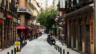 Ισπανία: Η στεγαστική κρίση αυξάνει τους άστεγους ενώ ο τουρισμός ανθεί