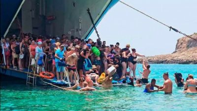 Μπάλος: Μετά τον σάλο, σήμερα μπαίνει πλωτή εξέδρα - Απίστευτες εικόνες με τουρίστες που επισκέπτονται την παραλία (βίντεο)