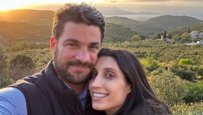 Ανεβαίνει τα σκαλιά της Εκκλησίας ο Δήμαρχος Χανίων με τη σύντροφο του τον Αύγουστο