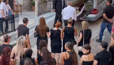 Γυναικοκτονία στην Αμφιλοχία: Βουβός πόνος στην κηδεία της 36χρονης Αρετής, τραγικές φιγούρες τα παιδιά και οι γονείς της