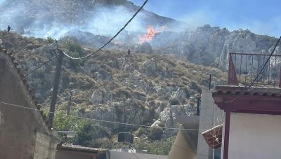 Πύρινος εφιάλτης γύρω από το φρούριο Ρόκα στον Προφήτη Ηλία - Σκληρές μάχες με τη φωτιά από ισχυρές πυροσβεστικές δυνάμεις (Φώτο + Βίντεο)