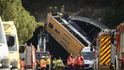 Ισπανία: Λεωφορείο ανετράπη και καρφώθηκε σε τούνελ – Τουλάχιστον 20 τραυματίες, τέσσερις σοβαρά