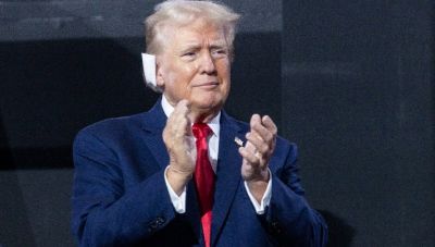 Τράμπ: Θριαμβευτική είσοδος στο συνέδριο Ρεπουμπλικανών - Εμφανίστηκε με επίδεσμο στο αυτί