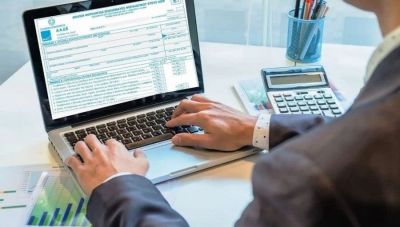Φορολογικές δηλώσεις 2024: Τι εξετάζεται και ποια είναι τα πρόστιμα για τους “ξεχασιάρηδες”