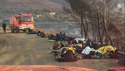  Συγκλονίζει η φωτογραφία με τους πυροσβέστες που ξαπλώνουν στο χώμα για να ξεκουραστούν
