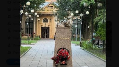 Ρωσία: Ένας άγνωστος άνδρας έκοψε το κεφάλι μιας προτομής του Στάλιν