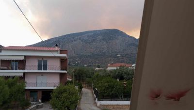 Μεγάλη φωτιά στη Φωκίδα – Εντολή εκκένωσης στο χωριό Μισόκαμπος