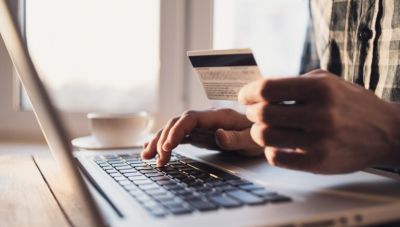 Ηλεκτρονικές αγορές: Πόσα ξόδεψαν οι Έλληνες το 2023 - Τι αγοράζουν online