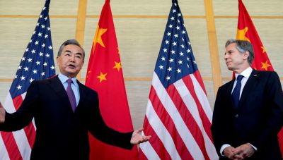 Κίνα – ΗΠΑ: Συνάντηση των υπουργών Εξωτερικών των δύο χωρών στο Λάος – Τα επίμαχα θέματα