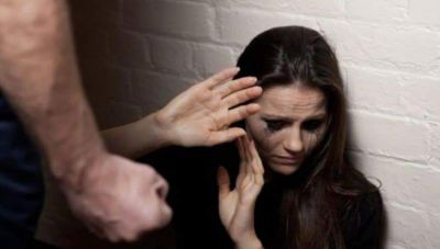 Ηράκλειο - περιστατικό ενδοοικογενειακής βίας: Την έπιασε από το λαιμό και την απείλησε