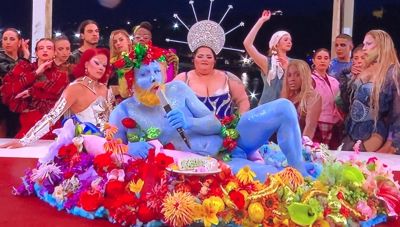 «Δεν θα ήταν βαρετό αν όλοι συμφωνούσαν;» λέει μπλε Διόνυσος της Τελετής Έναρξης των Ολυμπιακών Αγώνων