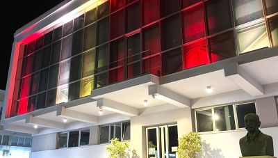 Στα χρώματα κίτρινο – κόκκινο φωταγώγησε το Δημαρχείο ο Δήμος Ρεθύμνου