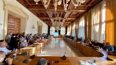 Ηράκλειο: Ένταση στο Δημοτικό Συμβούλιο από τους γονείς ενός σχολείου λόγω της... λαϊκής αγοράς