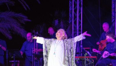 Μάγεψε το κοινό η Μαρινέλλα στη Μονή Τοπλού (Φωτο)