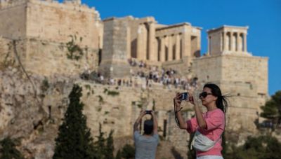 Σχεδόν διπλάσιοι οι τουρίστες στην Ελλάδα σε μια διετία