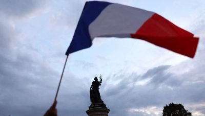 Γαλλία: Σε διπλή πολιορκία από Κομισιόν για έλλειμμα και χρέος