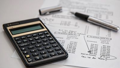 Πόσο φόρο θα πληρώσουν 430.000 ελεύθεροι επαγγελματίες και αυτοαπασχολούμενοι