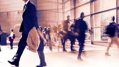 Αγορά Εργασίας: Η έλλειψη προσωπικού με δεξιότητες δεν φέρνει αυξήσεις μισθών ικανών να καλύψουν τα κενά