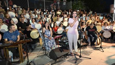 Πλήθος κόσμου στην εκδήλωση κατά της Βίας «Ωραία που ‘ναι την αυγή» που διοργάνωσε ο Δήμος Ηρακλείου
