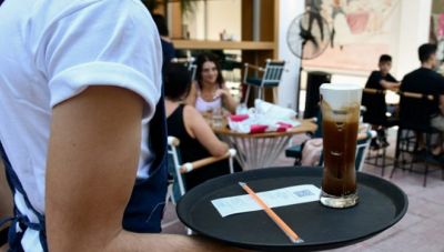Έρχονται μέτρα για την κάλυψη των κενών θέσεων σε τουρισμό και εστίαση