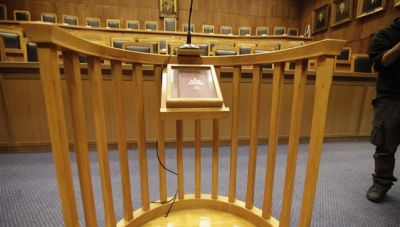 Ελεύθερος ο γνωστός ποινικολόγος για τον ξυλοδαρμό της συζύγου του - Απαγορεύεται να την πλησιάζει