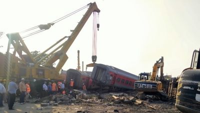 Ινδία: 15 οι νεκροί από τη σύγκρουση επιβατικού τρένου με εμπορική αμαξοστοιχία