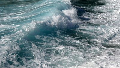 Ρωσία: Κύματα παρασέρνουν κοπέλα σε παραλία - Συγκλονιστικό βίντεο