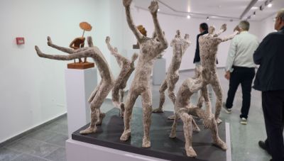 Δημοτική Πινακοθήκη Μαλεβιζίου: Εντυπωσιάζει η έκθεση του γλύπτη Κωνσταντίνου Παγωμένου «Ιδανικές Φωνές»