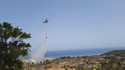 Ελέγχθηκε από εναέριες και επίγειες πυροσβεστικές δυνάμεις η φωτιά στα Τρία Μοναστήρια