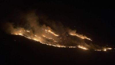 Ολονύκτια μάχη με τις φλόγες στα Ακούμια-Ελπίζουν στη συνδρομή εναέριων μέσων για να ελέγξουν τη μεγάλη φωτιά