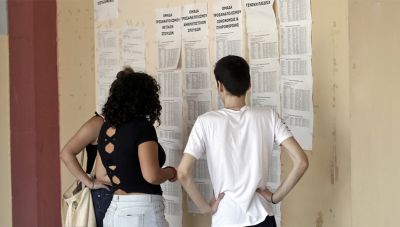 Πανελλαδικές: Πτώση σε Πολυτεχνικές και Νομικές, μικρή άνοδο στις Ιατρικές δείχνουν οι βαθμολογίες