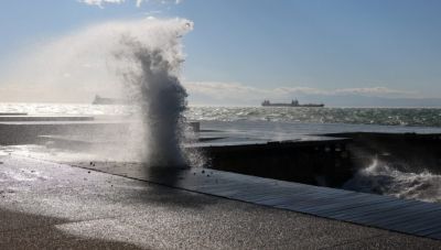 Καιρός: Ισχυροί άνεμοι και «37άρια» σήμερα - Μεγάλος κίνδυνος για πυρκαγιά